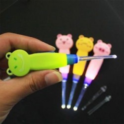 * 3 1PC műanyag (véletlenszerű szín). Könnyű LED villogó könnyű fül Pick Wax Earwax Remover Curette Easy Cleaner