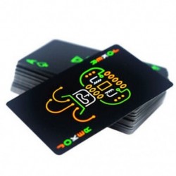 Fekete, világító, fluoreszkáló pókerkártyák ragyognak a sötét bárban Pa I4M7