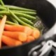 Összecsukható gőzöskosár - bármilyen méretű edénybe belefér, hogy a főzés gyors és egyszerű legyen