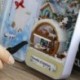8X (DIECREATE DIY Doll House hó ünnepi kézzel készített dobozos titkos bútorok Min F9S6