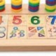 Gyerekek, fából készült Montessori anyagok, amelyek megtanulják számolni a Q7X5 füléhez tartozó számokat