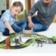 5X (153 db gyerek diy összeállítása Jurassic dinoszaurusz versenypálya autó játék sín K7Z6