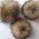 Khaki - 11 cm-es nagyméretű mosómedve szőrme Pom Pom labda nyomógombbal a kötött sapka barkácsolásához
