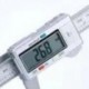 Új elektronikus digitális kijelző Vernier féknyereg 0-150 mm műanyag digitális kijelző féknyereg mérő eszköz belső
