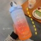 Űrtartalom: 2L 64OZ - 2 literes nagy kapacitású vizes palack szalmacsésze magas hőmérsékletű műanyag sport diák pár
