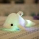 Fehér szín - 32 cm-es színes izzó delfin plüssjáték Kawaii világító plüss babák, töltött baba LED fénnyel,