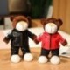 Szín: fehér, sapkával - Kreatív motoros mackó plüssjátékok kitömött maci sisakkal kabát ruhák plüss babák puha