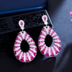 Fém színe: piros - CWWZircons Heavy Stone Work Micro Pave Fukszia Piros cirkónia Dangle Drop esküvői fülbevaló nőknek