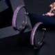 Fém szín: fekete arany - CWWZircons Designer szivárványpiros lila cirkónia nagy kerek arany színű Huggie Hoop fülbevaló