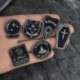 Fém színe: XZ1152 - A boszorkányok jobban csinálják Boszorkány ouija varázslatok fekete hold gombostűk Jelvények