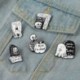 Fém színe: XZ5952 - Fekete Humor Zománc Pins Egyedi Boo Ghost Idézetek Brossok Azt hiszem, meghaltam MOST OKÉL FÜGGŐZET