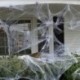 Szín: zöld - Pókhálók Halloween-dekorációk hamis pókokkal, fehér sztreccs hamis pókháló Halloween-hez kültéri és