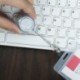 Szín: kék - 1 DB egyszerű átlátszó jelvénytartó műanyag névjegykártya fedél Bankkártya tartó személyazonosító